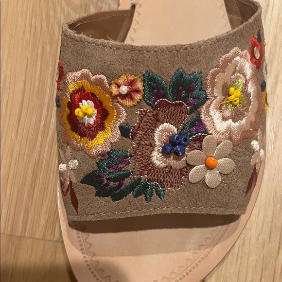 Seychelles Tan Floral Embroidered Sandals. Size 8 - Picture 3 of 8